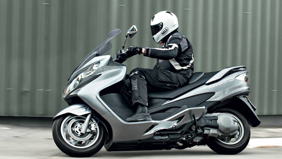 Postura e conforto de piloto e garupa superiores no 400 | <a href="https://beta-develop.quatrorodas.abril.com.br/moto/testes/dafra-citicom-300i-x-suzuki-burgman-730676.shtmll" rel="migration">Leia mais</a> Postura e conforto de piloto e garupa superiores no 400 | <a href="https://beta-develop.quatrorodas.abril.com.br/moto/testes/dafra-citicom-300i-x-suzuki-burgman-730676.shtmll" rel="migration">Leia mais</a>