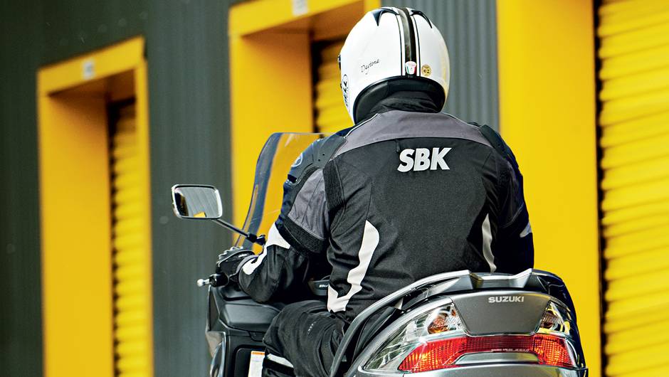 Bloco óptico traseiro único, incorporando piscas e lanternas | <a href="https://beta-develop.quatrorodas.abril.com.br/moto/testes/dafra-citicom-300i-x-suzuki-burgman-730676.shtmll" rel="migration">Leia mais</a> Bloco óptico traseiro único, incorporando piscas e lanternas | <a href="https://beta-develop.quatrorodas.abril.com.br/moto/testes/dafra-citicom-300i-x-suzuki-burgman-730676.shtmll" rel="migration">Leia mais</a>