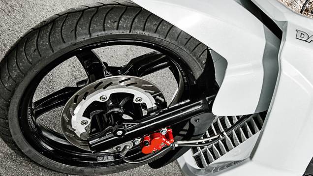 Na frente, disco único e pinça de dois pistões | <a href="https://beta-develop.quatrorodas.abril.com.br/moto/testes/dafra-citicom-300i-x-suzuki-burgman-730676.shtmll" rel="migration">Leia mais</a> Na frente, disco único e pinça de dois pistões | <a href="https://beta-develop.quatrorodas.abril.com.br/moto/testes/dafra-citicom-300i-x-suzuki-burgman-730676.shtmll" rel="migration">Leia mais</a>