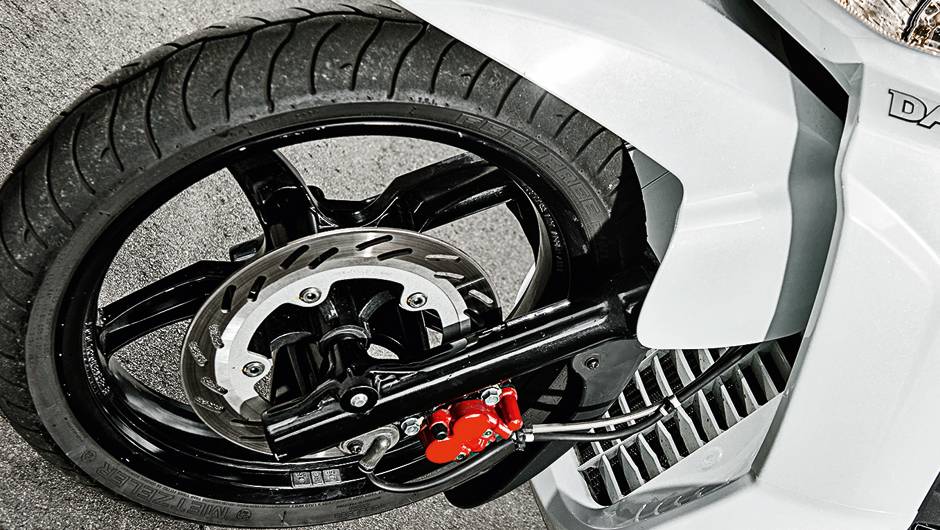 Na frente, disco &uacute;nico e pin&ccedil;a de dois pist&otilde;es | <a href="https://beta-develop.quatrorodas.abril.com.br/moto/testes/dafra-citicom-300i-x-suzuki-burgman-730676.shtmll" rel="migration">Leia mais</a>