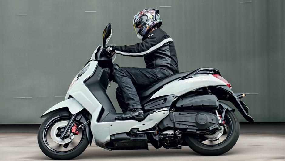 Pilotos mais altos t&ecirc;m joelhos muito pr&oacute;ximos do escudo | <a href="https://beta-develop.quatrorodas.abril.com.br/moto/testes/dafra-citicom-300i-x-suzuki-burgman-730676.shtmll" rel="migration">Leia mais</a>