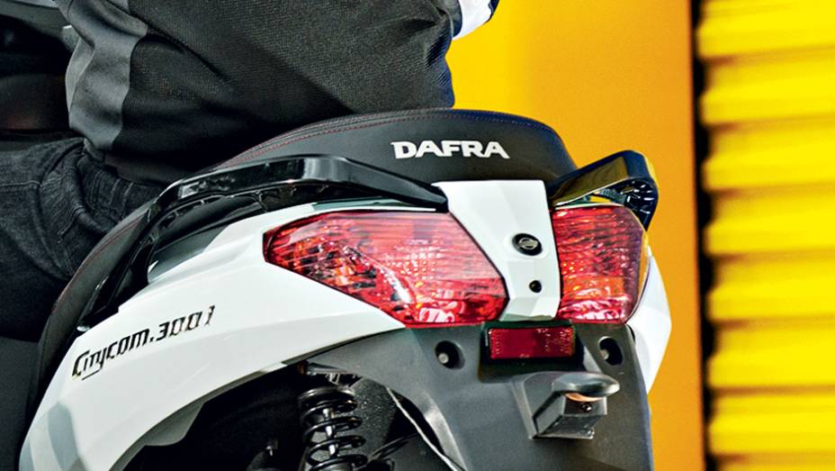 Lanternas e piscas em dois blocos e alças para garupa | <a href="https://beta-develop.quatrorodas.abril.com.br/moto/testes/dafra-citicom-300i-x-suzuki-burgman-730676.shtmll" rel="migration">Leia mais</a>