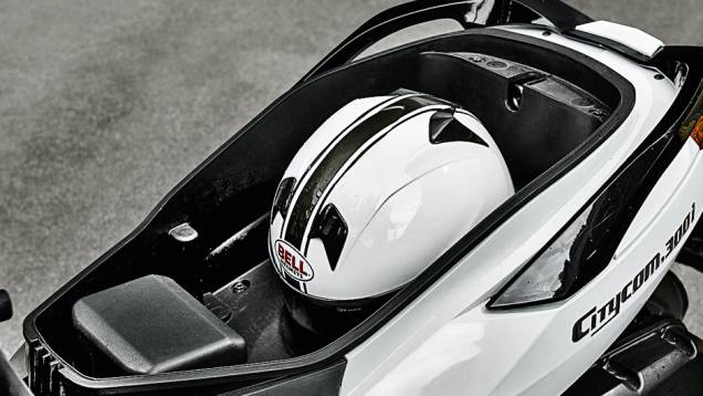 Porta-objetos é suficiente para o uso cotidiano | <a href="https://beta-develop.quatrorodas.abril.com.br/moto/testes/dafra-citicom-300i-x-suzuki-burgman-730676.shtmll" rel="migration">Leia mais</a> Porta-objetos é suficiente para o uso cotidiano | <a href="https://beta-develop.quatrorodas.abril.com.br/moto/testes/dafra-citicom-300i-x-suzuki-burgman-730676.shtmll" rel="migration">Leia mais</a>