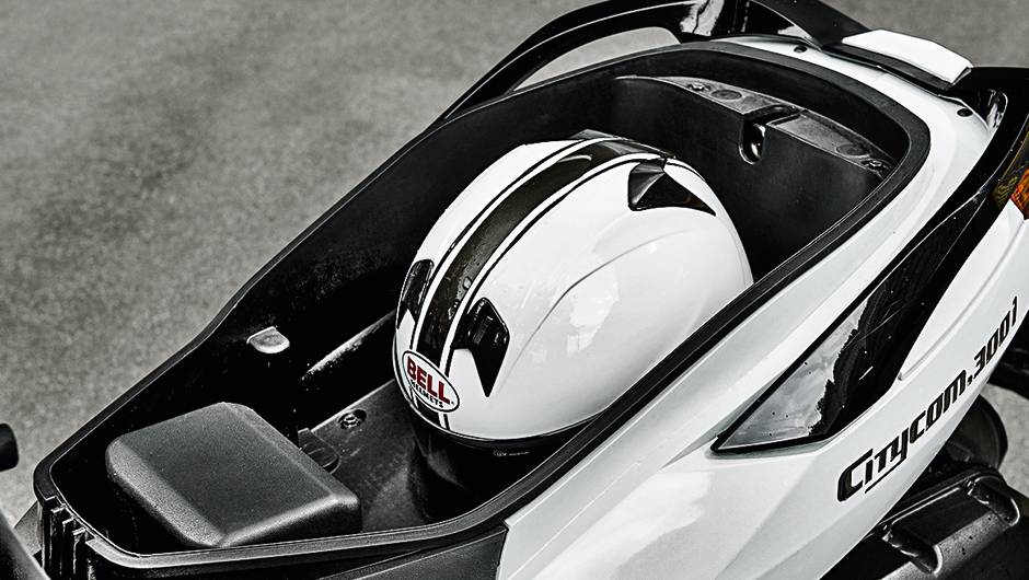 Porta-objetos &eacute; suficiente para o uso cotidiano | <a href="https://beta-develop.quatrorodas.abril.com.br/moto/testes/dafra-citicom-300i-x-suzuki-burgman-730676.shtmll" rel="migration">Leia mais</a>