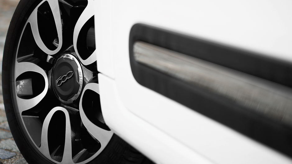 O modelo vem com rodas de liga leve de 15 polegadas | <a href="https://beta-develop.quatrorodas.abril.com.br/carros/impressoes/fiat-500l-725497.shtml" rel="migration">Leia mais</a>