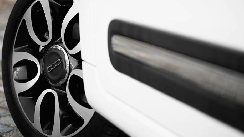 O modelo vem com rodas de liga leve de 15 polegadas | <a href="https://beta-develop.quatrorodas.abril.com.br/carros/impressoes/fiat-500l-725497.shtml" rel="migration">Leia mais</a>