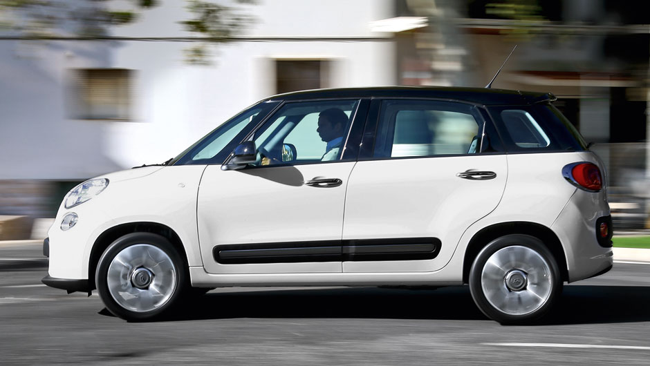 Mais que duas portas, ele ganhou perfil monovolume | <a href="https://beta-develop.quatrorodas.abril.com.br/carros/impressoes/fiat-500l-725497.shtml" rel="migration">Leia mais</a>