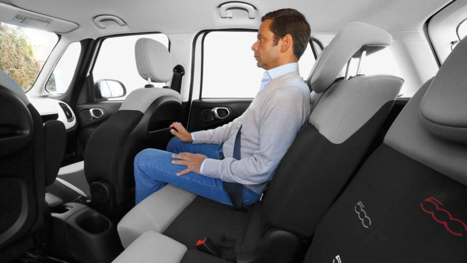 Cada parte do banco bipartido traseiro tem ajuste longitudinal independente | <a href="https://beta-develop.quatrorodas.abril.com.br/carros/impressoes/fiat-500l-725497.shtml" rel="migration">Leia mais</a> Cada parte do banco bipartido traseiro tem ajuste longitudinal independente | <a href="https://beta-develop.quatrorodas.abril.com.br/carros/impressoes/fiat-500l-725497.shtml" rel="migration">Leia mais</a>