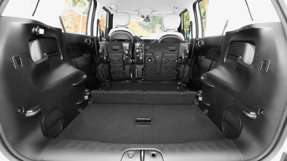 Quando baixado, forma-se uma área de 1 310 litros | <a href="https://beta-develop.quatrorodas.abril.com.br/carros/impressoes/fiat-500l-725497.shtml" rel="migration">Leia mais</a>