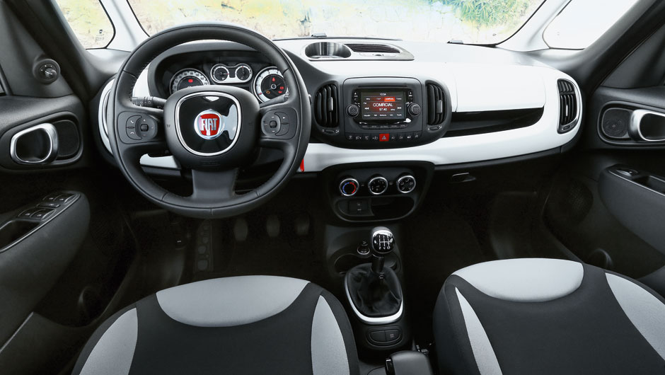 Desenho do painel é bem diferente do 500 hatch, mas o clima descolado é o mesmo | <a href="https://beta-develop.quatrorodas.abril.com.br/carros/impressoes/fiat-500l-725497.shtml" rel="migration">Leia mais</a>