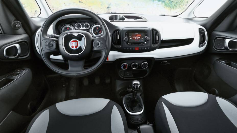 Desenho do painel é bem diferente do 500 hatch, mas o clima descolado é o mesmo | <a href="https://beta-develop.quatrorodas.abril.com.br/carros/impressoes/fiat-500l-725497.shtml" rel="migration">Leia mais</a> Desenho do painel é bem diferente do 500 hatch, mas o clima descolado é o mesmo | <a href="https://beta-develop.quatrorodas.abril.com.br/carros/impressoes/fiat-500l-725497.shtml" rel="migration">Leia mais</a>