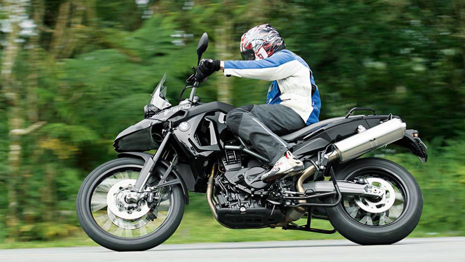 BMW: boa de curvas, mas com algum "rebolado" a mais | <a href="https://beta-develop.quatrorodas.abril.com.br/moto/testes/bmw-f-800-gs-x-triumph-tiger-800-xc-741460.shtml" rel="migration">Leia mais</a>