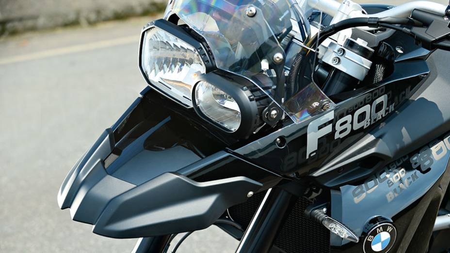 Far&oacute;is assim&eacute;tricos j&aacute; s&atilde;o marca registrada do modelo | <a href="https://beta-develop.quatrorodas.abril.com.br/moto/testes/bmw-f-800-gs-x-triumph-tiger-800-xc-741460.shtml" rel="migration">Leia mais</a>