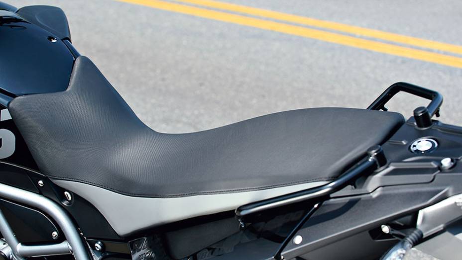 Banco &uacute;nico na F 800 GS, tamb&eacute;m mais fino e r&iacute;gido | <a href="https://beta-develop.quatrorodas.abril.com.br/moto/testes/bmw-f-800-gs-x-triumph-tiger-800-xc-741460.shtml" rel="migration">Leia mais</a>