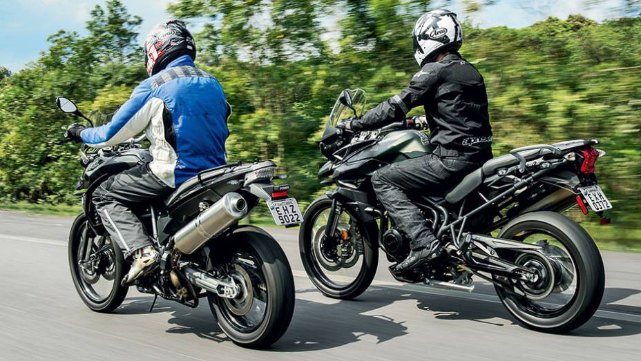 Ponteiras, discos traseiros e corrente em lados opostos | <a href="https://beta-develop.quatrorodas.abril.com.br/moto/testes/bmw-f-800-gs-x-triumph-tiger-800-xc-741460.shtml" rel="migration">Leia mais</a>