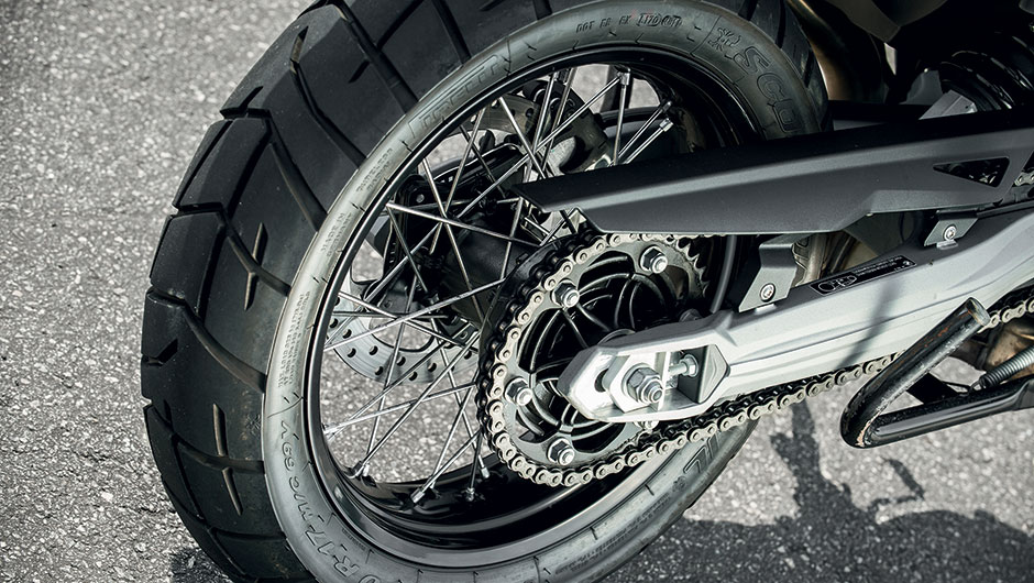 Rodas raiadas, corrente e balan&ccedil;a de liga leve | <a href="https://beta-develop.quatrorodas.abril.com.br/moto/testes/bmw-f-800-gs-x-triumph-tiger-800-xc-741460.shtml" rel="migration">Leia mais</a>
