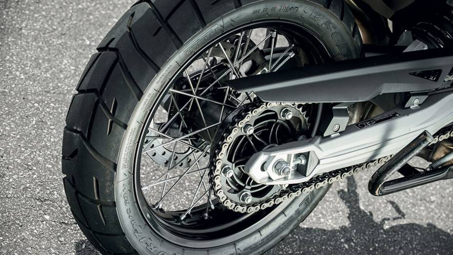 Rodas raiadas, corrente e balança de liga leve | <a href="https://beta-develop.quatrorodas.abril.com.br/moto/testes/bmw-f-800-gs-x-triumph-tiger-800-xc-741460.shtml" rel="migration">Leia mais</a> Rodas raiadas, corrente e balança de liga leve | <a href="https://beta-develop.quatrorodas.abril.com.br/moto/testes/bmw-f-800-gs-x-triumph-tiger-800-xc-741460.shtml" rel="migration">Leia mais</a>