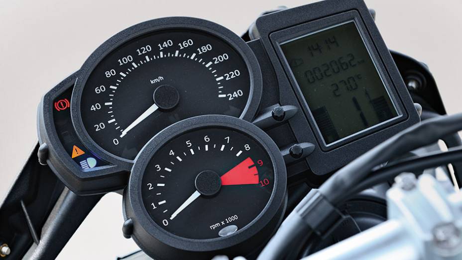 Mostradores ovais superpostos e LCD bastante completo na F 800 GS | <a href="https://beta-develop.quatrorodas.abril.com.br/moto/testes/bmw-f-800-gs-x-triumph-tiger-800-xc-741460.shtml" rel="migration">Leia mais</a>