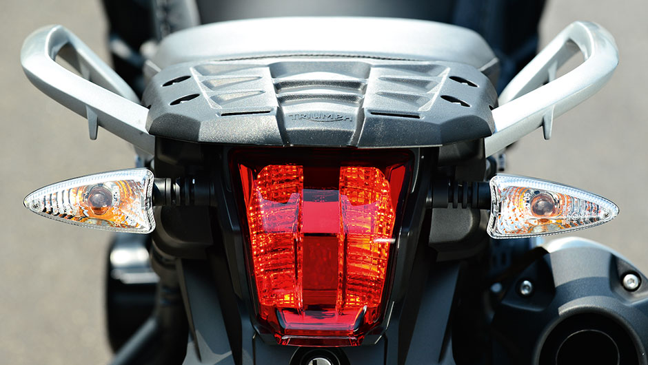 Boas al&ccedil;as e bagageiro forte na moto inglesa | <a href="https://beta-develop.quatrorodas.abril.com.br/moto/testes/bmw-f-800-gs-x-triumph-tiger-800-xc-741460.shtml" rel="migration">Leia mais</a>