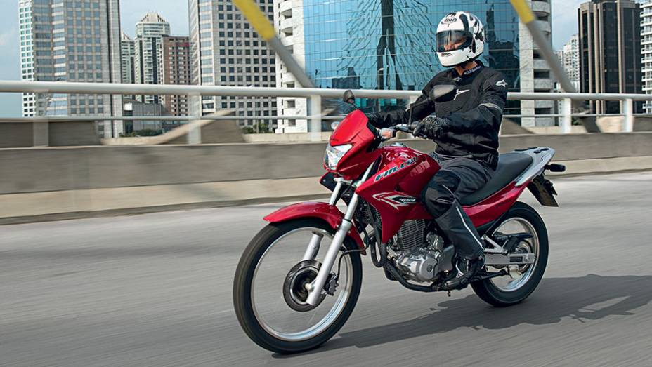 Proposta de moto urbana com rodas de trail: ela voltou! | <a href="https://beta-develop.quatrorodas.abril.com.br/moto/testes/honda-nx400-falcon-741432.shtml" rel="migration">Leia mais</a>