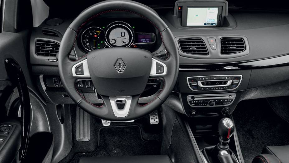 Pedais de alumínio e apliques piano black nas portas | <a href="https://beta-develop.quatrorodas.abril.com.br/carros/lancamentos/renault-fluence-gt-725198.shtml" rel="migration">>Leia mais</a>
