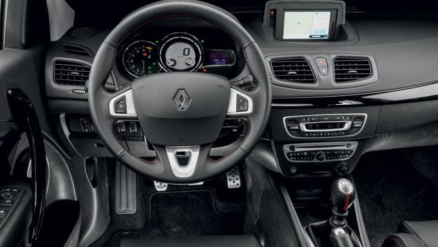 Pedais de alumínio e apliques piano black nas portas | <a href="https://beta-develop.quatrorodas.abril.com.br/carros/lancamentos/renault-fluence-gt-725198.shtml" rel="migration">>Leia mais</a> Pedais de alumínio e apliques piano black nas portas | <a href="https://beta-develop.quatrorodas.abril.com.br/carros/lancamentos/renault-fluence-gt-725198.shtml" rel="migration">>Leia mais</a>