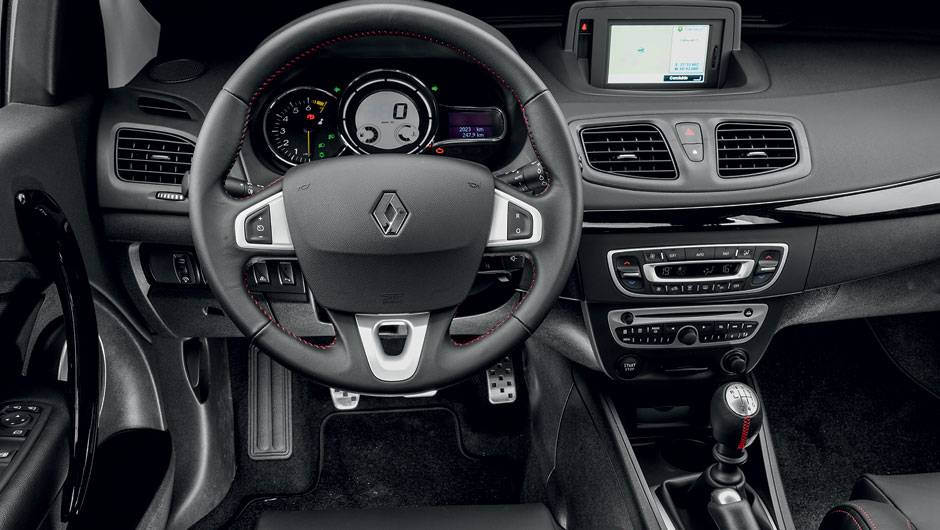 Pedais de alumínio e apliques piano black nas portas | <a href="https://beta-develop.quatrorodas.abril.com.br/carros/lancamentos/renault-fluence-gt-725198.shtml" rel="migration">>Leia mais</a>