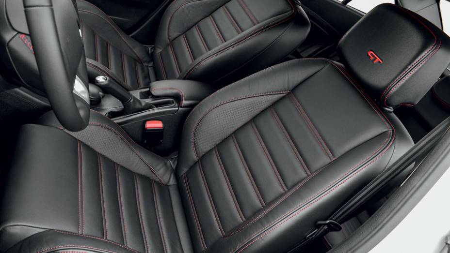 Vendido com pacote único, ele traz bancos de couro preto com costura e logotipo GT vermelhos | <a href="https://beta-develop.quatrorodas.abril.com.br/carros/lancamentos/renault-fluence-gt-725198.shtml" rel="migration">>Leia mais</a>
