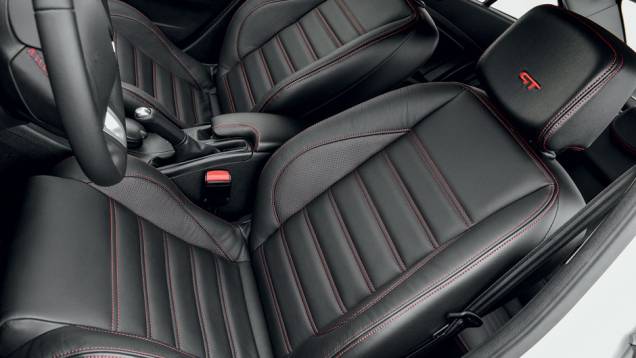 Vendido com pacote único, ele traz bancos de couro preto com costura e logotipo GT vermelhos | <a href="https://beta-develop.quatrorodas.abril.com.br/carros/lancamentos/renault-fluence-gt-725198.shtml" rel="migration">>Leia mais</a> Vendido com pacote único, ele traz bancos de couro preto com costura e logotipo GT vermelhos | <a href="https://beta-develop.quatrorodas.abril.com.br/carros/lancamentos/renault-fluence-gt-725198.shtml" rel="migration">>Leia mais</a>
