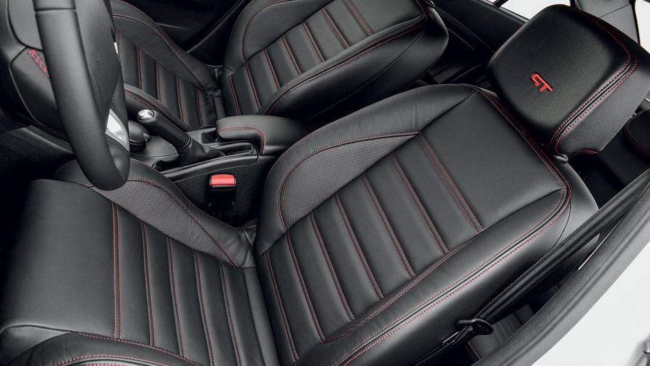 Vendido com pacote único, ele traz bancos de couro preto com costura e logotipo GT vermelhos | <a href="https://beta-develop.quatrorodas.abril.com.br/carros/lancamentos/renault-fluence-gt-725198.shtml" rel="migration">>Leia mais</a> Vendido com pacote único, ele traz bancos de couro preto com costura e logotipo GT vermelhos | <a href="https://beta-develop.quatrorodas.abril.com.br/carros/lancamentos/renault-fluence-gt-725198.shtml" rel="migration">>Leia mais</a>