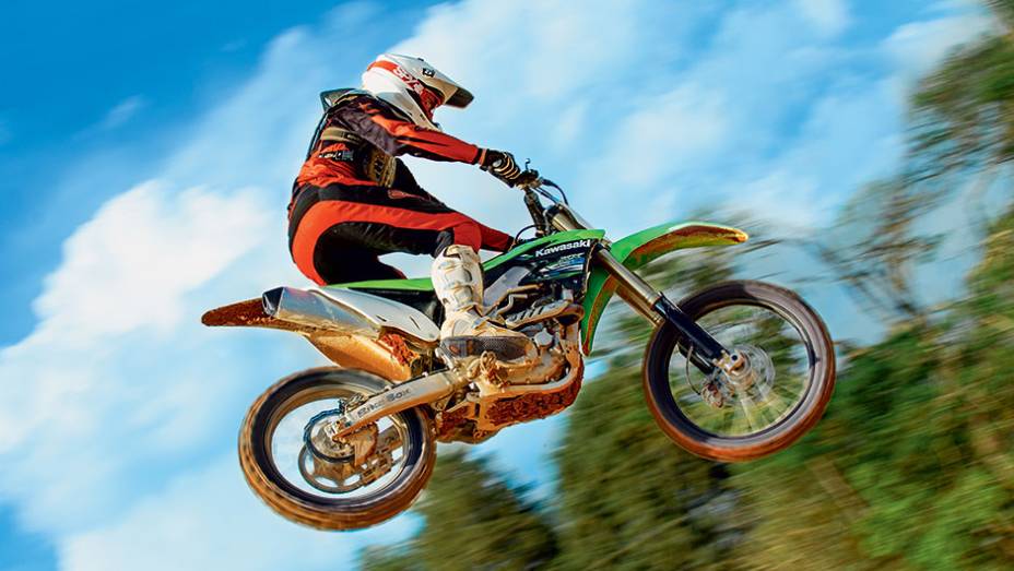 Novas suspensões, motor retrabalhado: a KX 450F voa alto | <a href="https://beta-develop.quatrorodas.abril.com.br/moto/testes/kawasaki-kx-250f-kx-450f-741846.shtml" rel="migration">Leia mais</a>