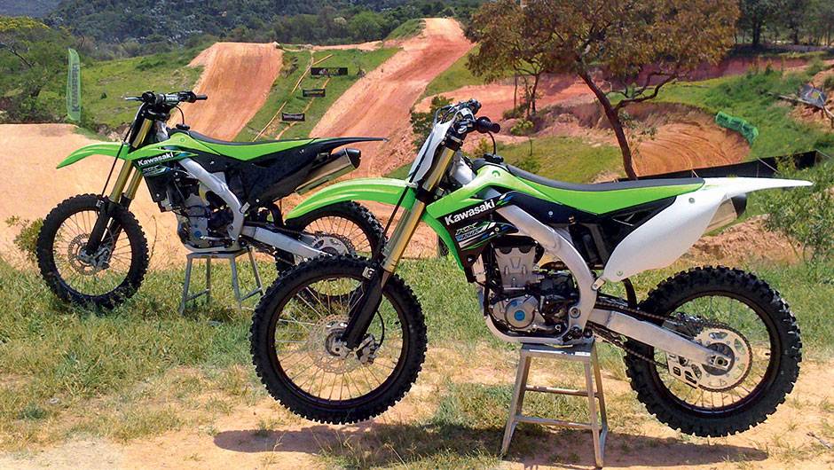 As máquinas de cross da Kawasaki para 2013: a KX 250F, ao fundo, e a mais feroz, KX 450F | <a href="https://beta-develop.quatrorodas.abril.com.br/moto/testes/kawasaki-kx-250f-kx-450f-741846.shtml" rel="migration">Leia mais</a> As máquinas de cross da Kawasaki para 2013: a KX 250F, ao fundo, e a mais feroz, KX 450F | <a href="https://beta-develop.quatrorodas.abril.com.br/moto/testes/kawasaki-kx-250f-kx-450f-741846.shtml" rel="migration">Leia mais</a>