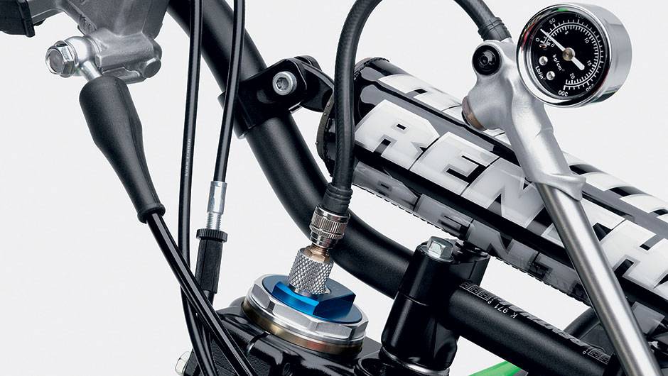Na 450, não há molas, mas ar comprimido | <a href="https://beta-develop.quatrorodas.abril.com.br/moto/testes/kawasaki-kx-250f-kx-450f-741846.shtml" rel="migration">Leia mais</a> Na 450, não há molas, mas ar comprimido | <a href="https://beta-develop.quatrorodas.abril.com.br/moto/testes/kawasaki-kx-250f-kx-450f-741846.shtml" rel="migration">Leia mais</a>