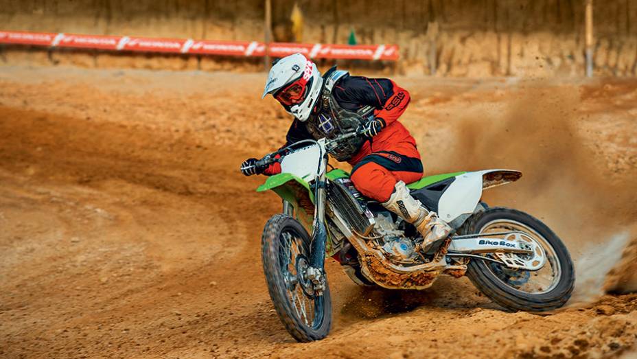 A Kawasaki KX 450F em ação: potencial para ganhar na pista | <a href="https://beta-develop.quatrorodas.abril.com.br/moto/testes/kawasaki-kx-250f-kx-450f-741846.shtml" rel="migration">Leia mais</a>