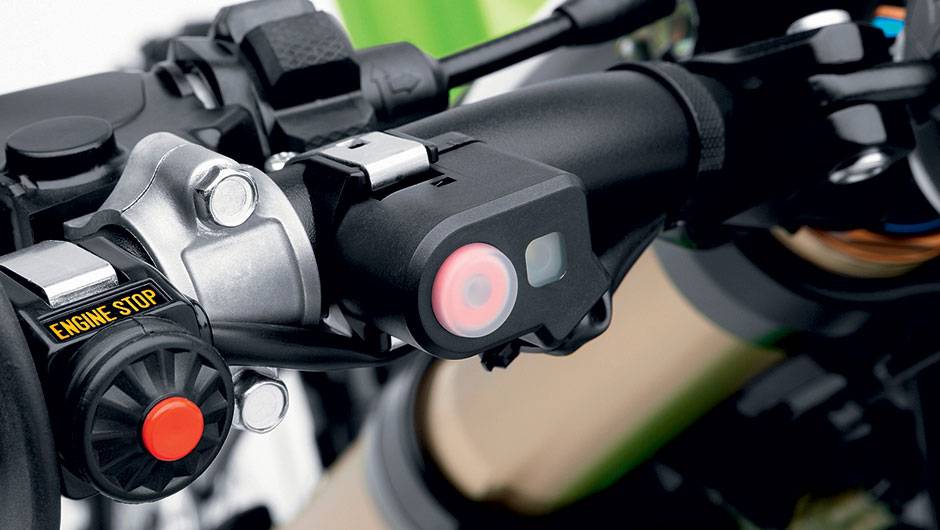 Na mão esquerda, luz do sistema de largada | <a href="https://beta-develop.quatrorodas.abril.com.br/moto/testes/kawasaki-kx-250f-kx-450f-741846.shtml" rel="migration">Leia mais</a> Na mão esquerda, luz do sistema de largada | <a href="https://beta-develop.quatrorodas.abril.com.br/moto/testes/kawasaki-kx-250f-kx-450f-741846.shtml" rel="migration">Leia mais</a>