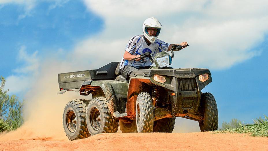 Sportsman 6x6 800: seis rodas tracionando | <a href="https://beta-develop.quatrorodas.abril.com.br/moto/testes/atv-utv-polaris-2013-742351.shtml" rel="migration">Leia mais</a>