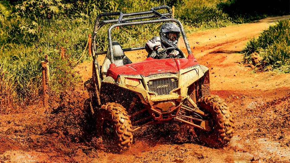 O Ranger RZR S 800 sai da lama tracionando as 4 | <a href="https://beta-develop.quatrorodas.abril.com.br/moto/testes/atv-utv-polaris-2013-742351.shtml" rel="migration">Leia mais</a>