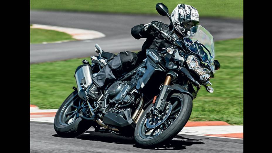 Triumph Tiger 1200: sensacional na terra e no asfalto | <a href="https://beta-develop.quatrorodas.abril.com.br/moto/testes/linha-triumph-2013-741889.shtml" rel="migration">Leia mais</a>