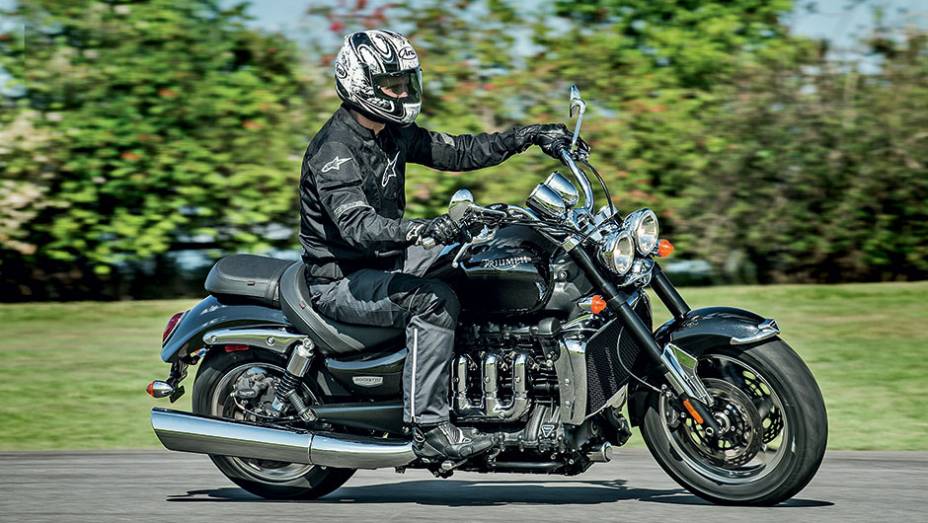 Rocket: radiador e coletor cromados ocultam motor | <a href="https://beta-develop.quatrorodas.abril.com.br/moto/testes/linha-triumph-2013-741889.shtml" rel="migration">Leia mais</a> Rocket: radiador e coletor cromados ocultam motor | <a href="https://beta-develop.quatrorodas.abril.com.br/moto/testes/linha-triumph-2013-741889.shtml" rel="migration">Leia mais</a>