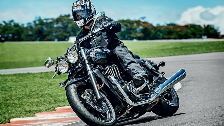 Thunderbird: dois far&oacute;is, escapes e guid&atilde;o T-bar | <a href="https://beta-develop.quatrorodas.abril.com.br/moto/testes/linha-triumph-2013-741889.shtml" rel="migration">Leia mais</a>