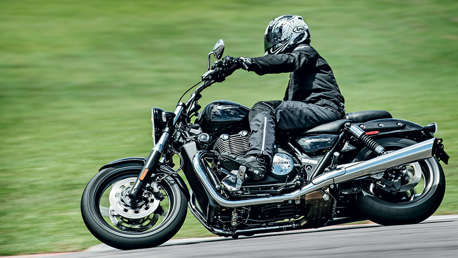 Thunderbird: 1,7 litro em 2 cilindros paralelos. Forte! | <a href="https://beta-develop.quatrorodas.abril.com.br/moto/testes/linha-triumph-2013-741889.shtml" rel="migration">Leia mais</a>