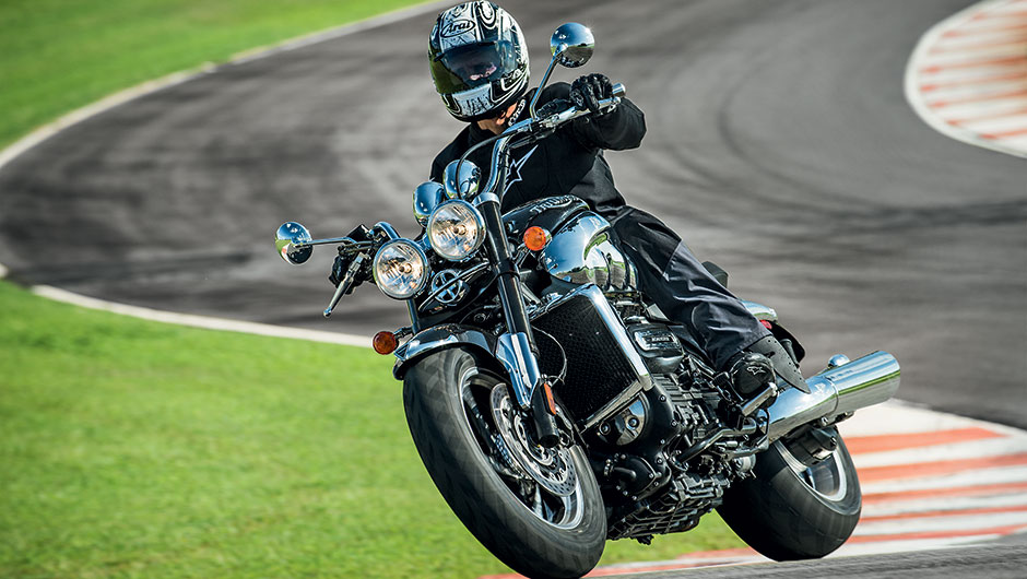 Empuxo de roubar o f&ocirc;lego com 2 300 cc em tr&ecirc;s cilindros | <a href="https://beta-develop.quatrorodas.abril.com.br/moto/testes/linha-triumph-2013-741889.shtml" rel="migration">Leia mais</a>