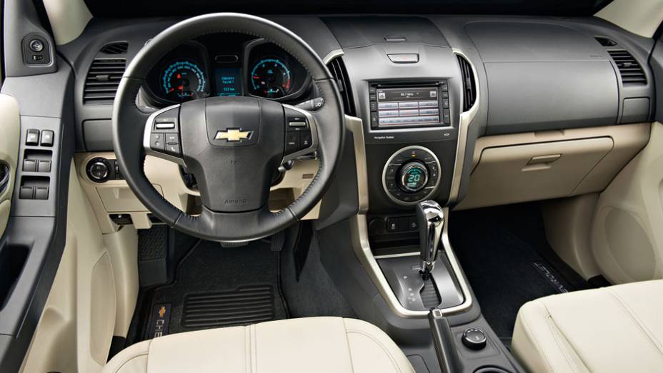 Painel é quase igual ao da S10. A diferença está na adoção da cor bege na parte inferior, nas portas e na forração de couro dos bancos | <a href="https://beta-develop.quatrorodas.abril.com.br/carros/testes/chevrolet-trailblazer-729755.shtml" rel="migration">Leia mais</a> Painel é quase igual ao da S10. A diferença está na adoção da cor bege na parte inferior, nas portas e na forração de couro dos bancos | <a href="https://beta-develop.quatrorodas.abril.com.br/carros/testes/chevrolet-trailblazer-729755.shtml" rel="migration">Leia mais</a>