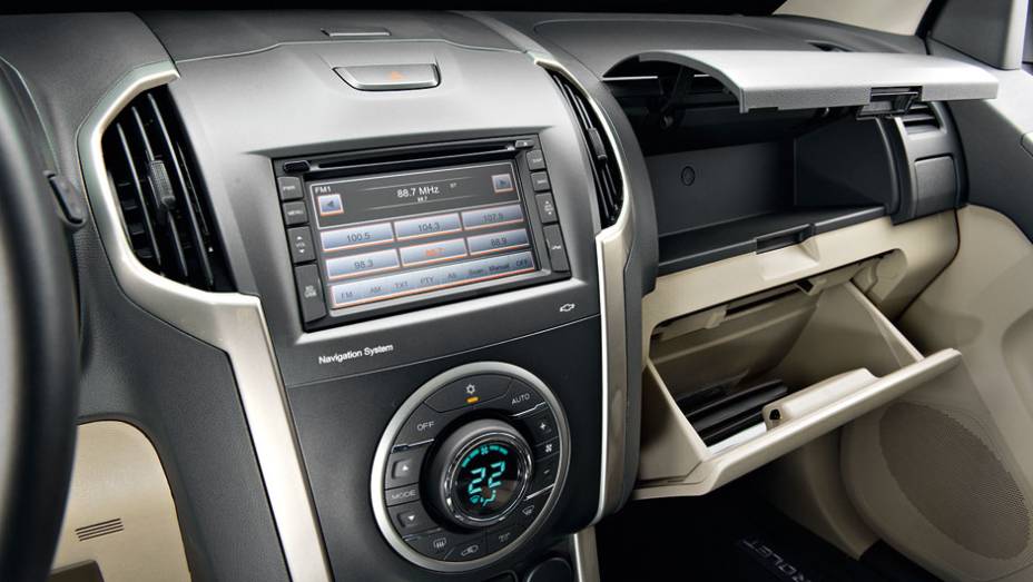 Há dois porta-luvas e um porta-objetos fechado na parte superior do painel | <a href="https://beta-develop.quatrorodas.abril.com.br/carros/testes/chevrolet-trailblazer-729755.shtml" rel="migration">Leia mais</a> Há dois porta-luvas e um porta-objetos fechado na parte superior do painel | <a href="https://beta-develop.quatrorodas.abril.com.br/carros/testes/chevrolet-trailblazer-729755.shtml" rel="migration">Leia mais</a>