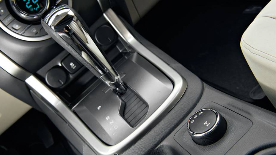 Botão giratório controla o acionamento da tração | <a href="https://beta-develop.quatrorodas.abril.com.br/carros/testes/chevrolet-trailblazer-729755.shtml" rel="migration">Leia mais</a> Botão giratório controla o acionamento da tração | <a href="https://beta-develop.quatrorodas.abril.com.br/carros/testes/chevrolet-trailblazer-729755.shtml" rel="migration">Leia mais</a>