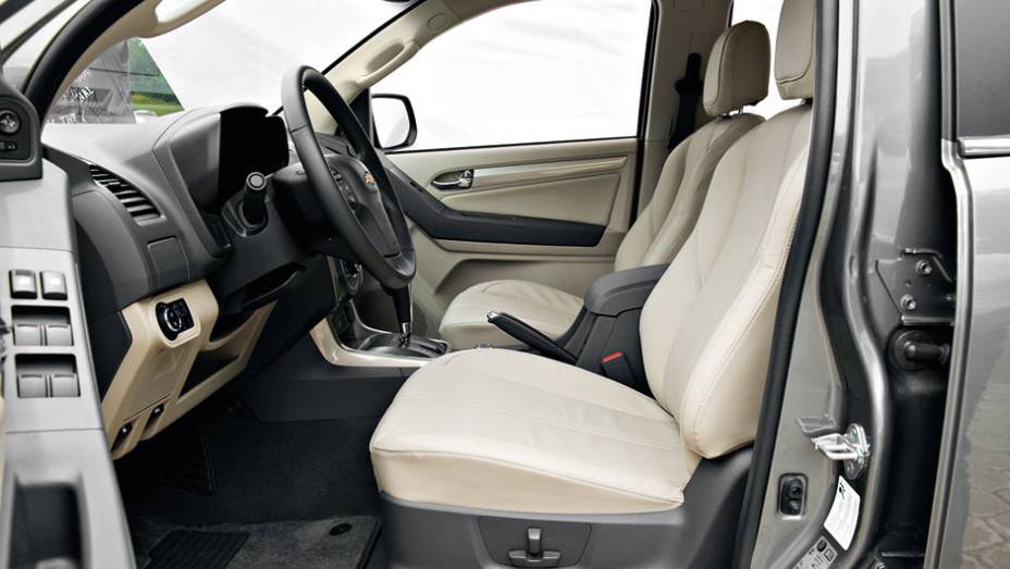 De série, o banco do motorista tem regulagens elétricas | <a href="https://beta-develop.quatrorodas.abril.com.br/carros/testes/chevrolet-trailblazer-729755.shtml" rel="migration">Leia mais</a> De série, o banco do motorista tem regulagens elétricas | <a href="https://beta-develop.quatrorodas.abril.com.br/carros/testes/chevrolet-trailblazer-729755.shtml" rel="migration">Leia mais</a>
