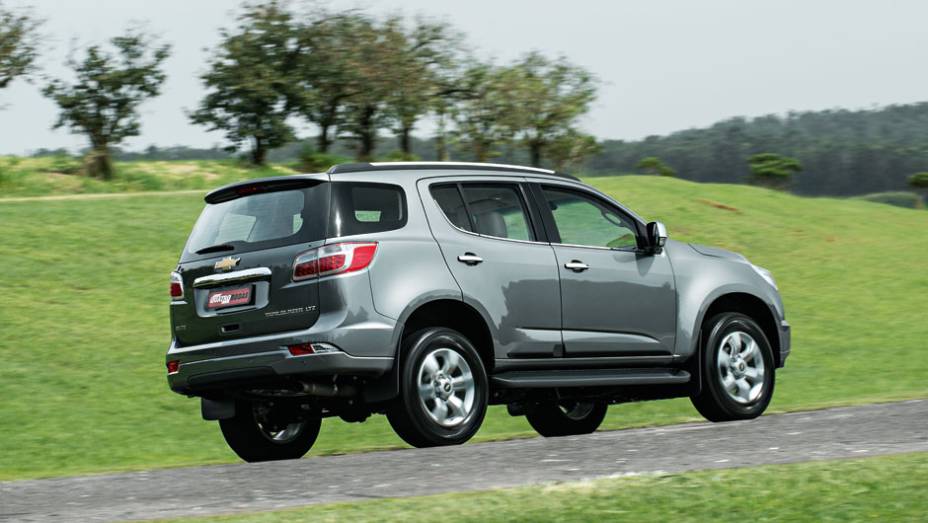 Disponíveis apenas na versão LTZ, as Trailblazer a diesel e a gasolina são idênticas visualmente. Apenas os logotipos na traseira as diferenciam | <a href="https://beta-develop.quatrorodas.abril.com.br/carros/testes/chevrolet-trailblazer-729755.shtml" rel="migration">Leia mais</a> Disponíveis apenas na versão LTZ, as Trailblazer a diesel e a gasolina são idênticas visualmente. Apenas os logotipos na traseira as diferenciam | <a href="https://beta-develop.quatrorodas.abril.com.br/carros/testes/chevrolet-trailblazer-729755.shtml" rel="migration">Leia mais</a>