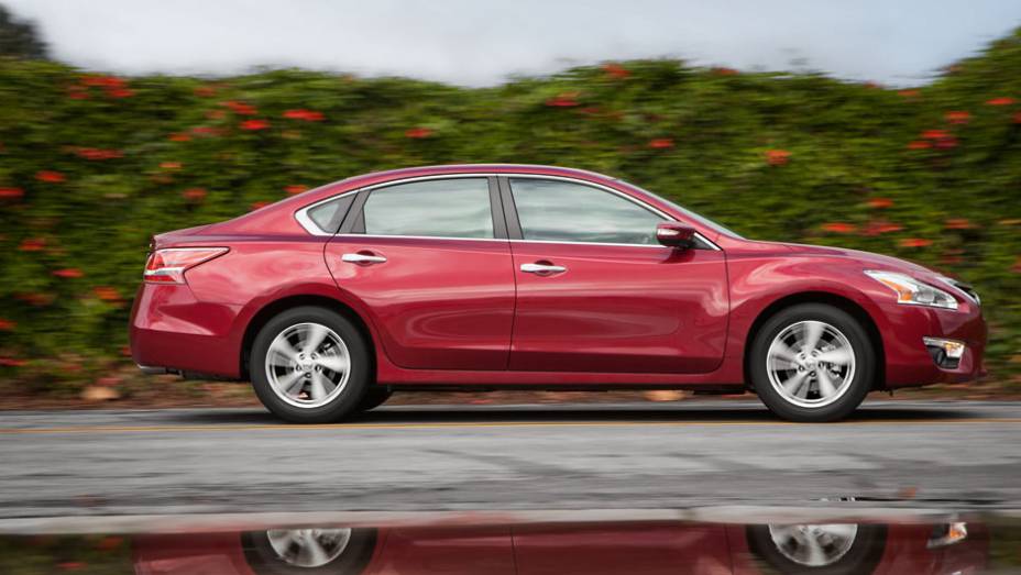 Sedã tenta simular design de cupê: traseira alta e perfil arredondado | <a href="https://beta-develop.quatrorodas.abril.com.br/carros/lancamentos/nissan-altima-759798.shtml" rel="migration">Leia mais</a> | <a href="https://beta-develop.quatrorodas.abril.com.br/carros/impressoes/nissan-alti" rel="migration"></a>