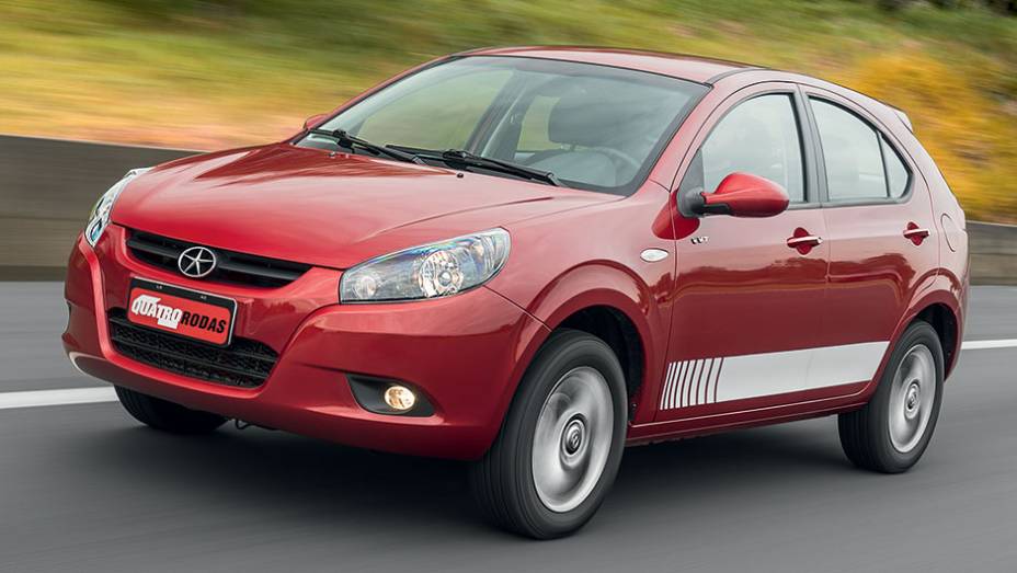 Faixa lateral pode ser branca ou preta, combinando com a carroceria | <a href="%3Cbr%20/%3Ehttps://beta-develop.quatrorodas.abril.com.br/carros/lancamentos/jac-j3-s-1-5-jetflex-740479.shtml" rel="migration">Leia mais</a>