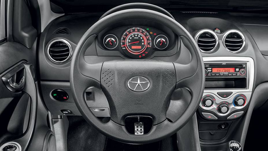 O plástico duro do painel contrasta com... | <a href="https://beta-develop.quatrorodas.abril.com.br/carros/lancamentos/jac-j3-s-1-5-jetflex-740479.shtml" rel="migration">Leia mais</a> O plástico duro do painel contrasta com... | <a href="https://beta-develop.quatrorodas.abril.com.br/carros/lancamentos/jac-j3-s-1-5-jetflex-740479.shtml" rel="migration">Leia mais</a>